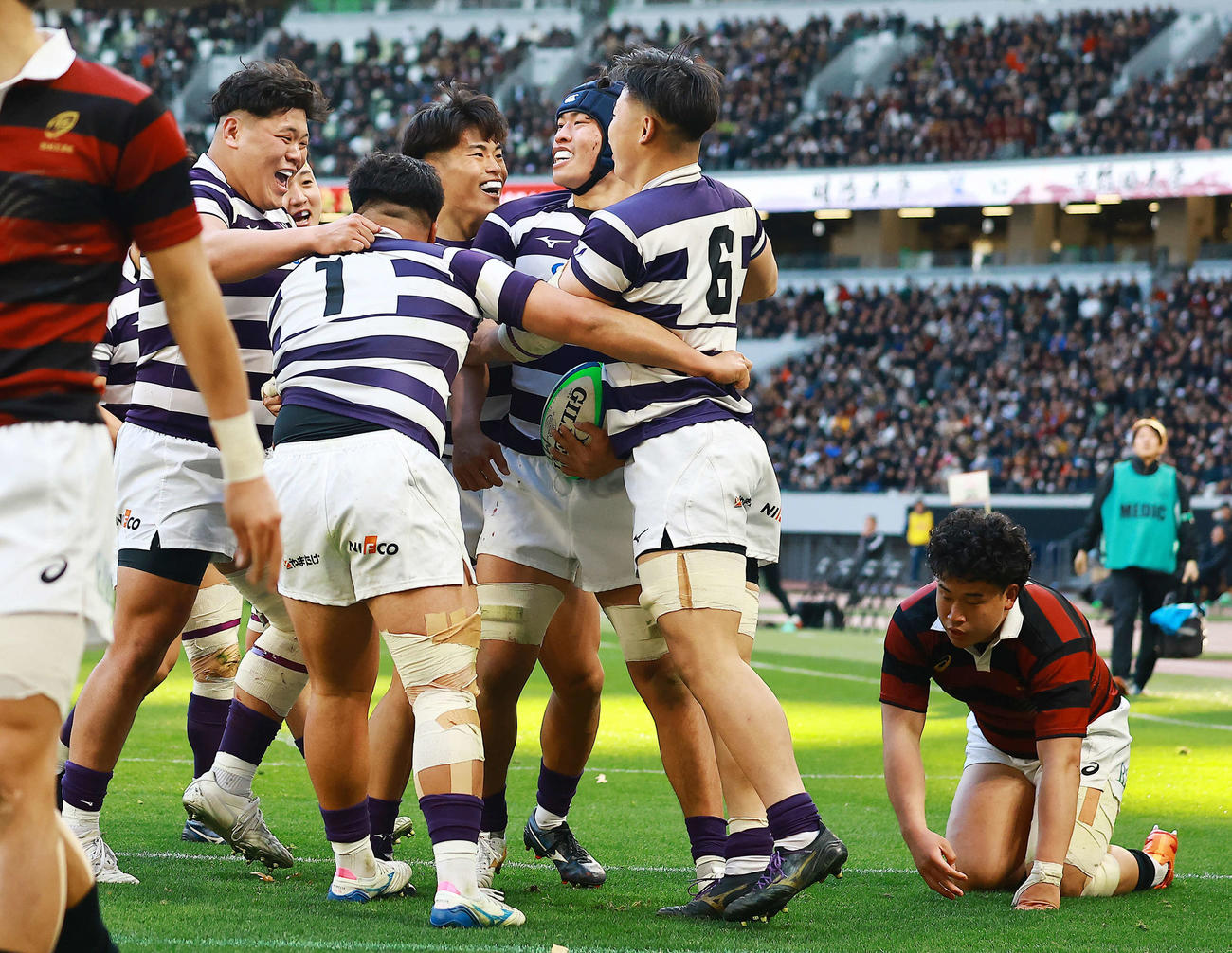 明大対早大　後半、フランカー大川のトライを喜ぶ明大の選手たち（撮影・野上伸悟）