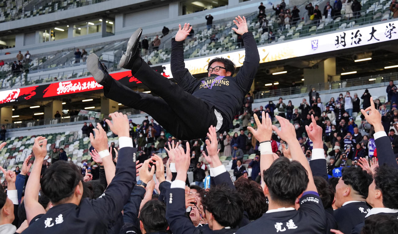 明大対早大　優勝し、胴上げされる明大・神鳥監督（撮影・鈴木みどり）