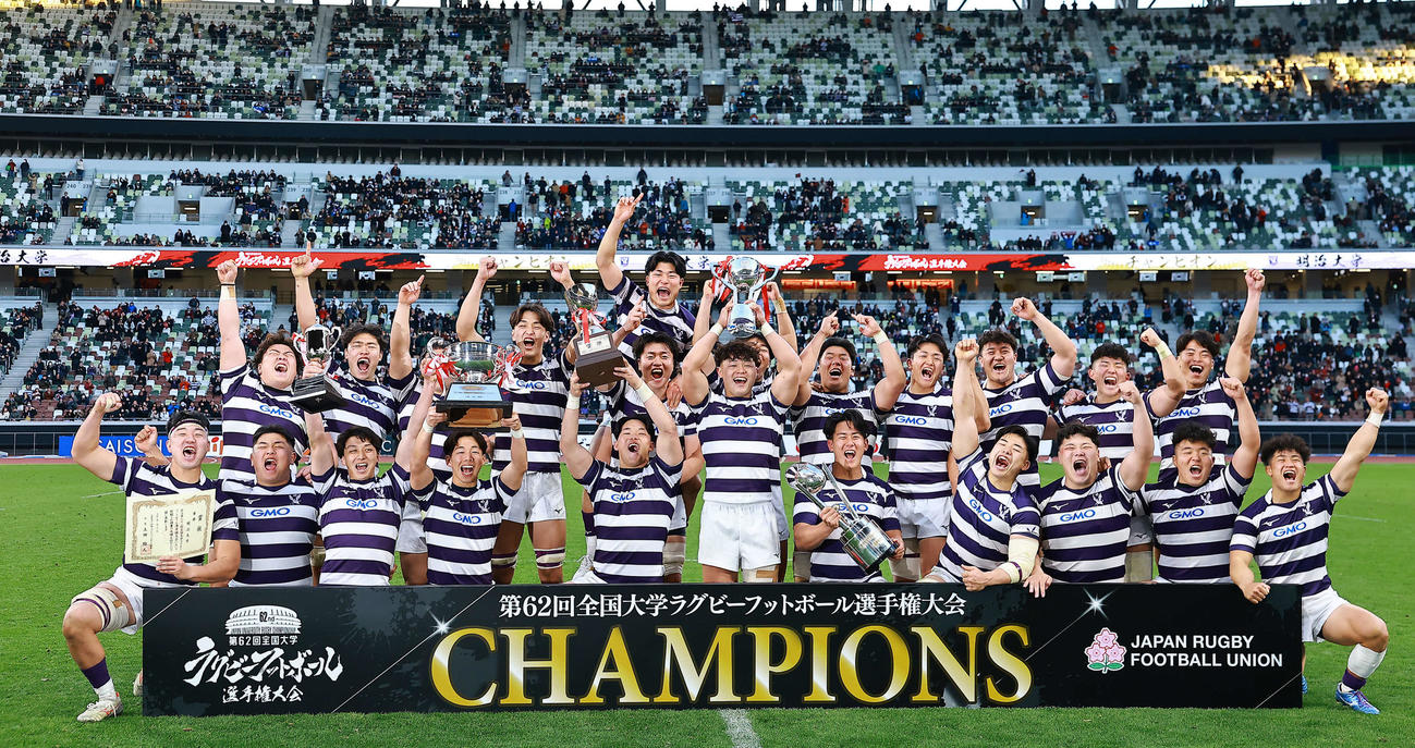 明大対早大　優勝し喜ぶ明大の選手たち（撮影・野上伸悟）