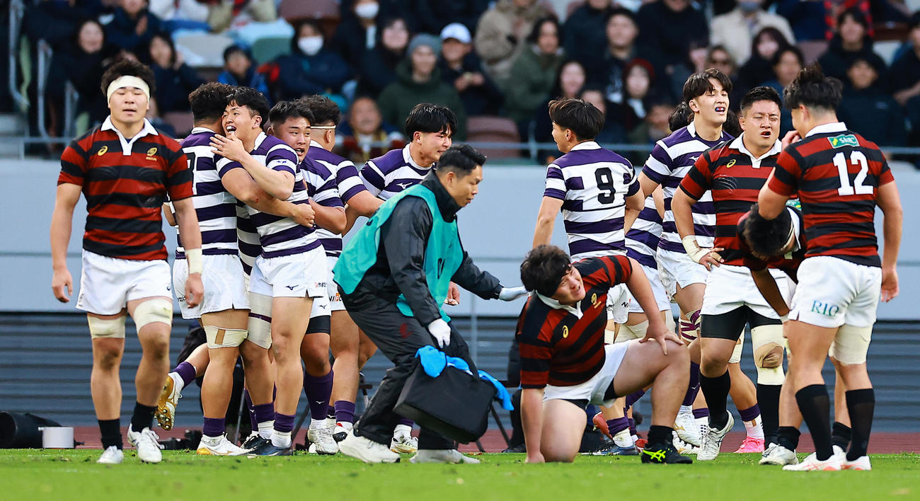 明大対早大　優勝し喜ぶ明大フィフティーンとがくりする早大フィフティーン（撮影・野上伸悟）