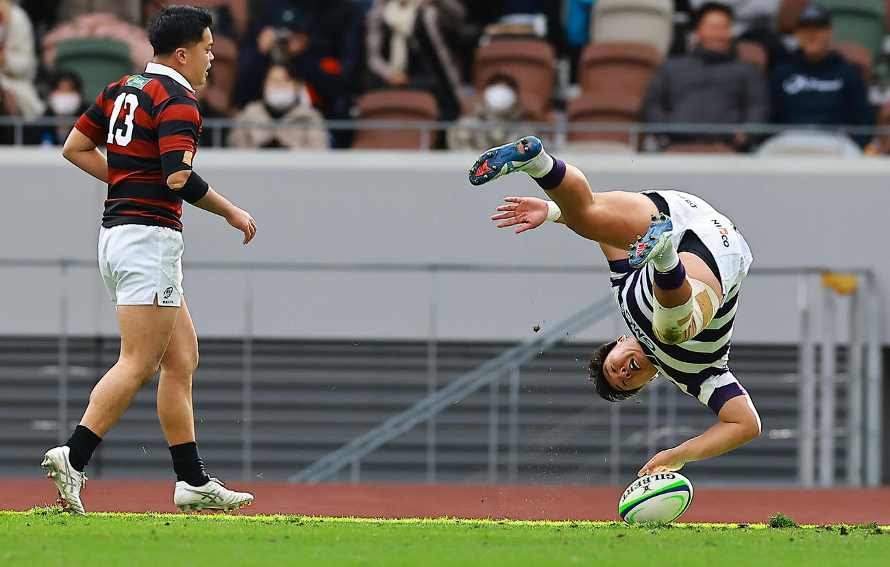 明大対早大　前半、トライを決める明大プロップ田代（撮影・野上伸悟）