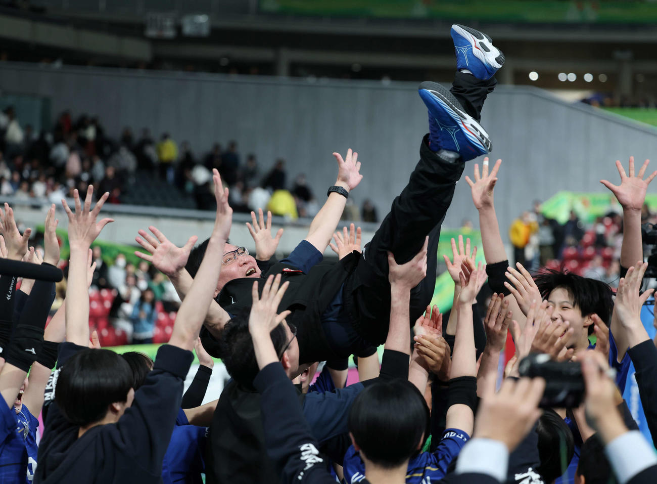 金蘭会対就実　優勝し選手に胴上げされる金蘭会・池条義則監督（撮影・増田悦実）