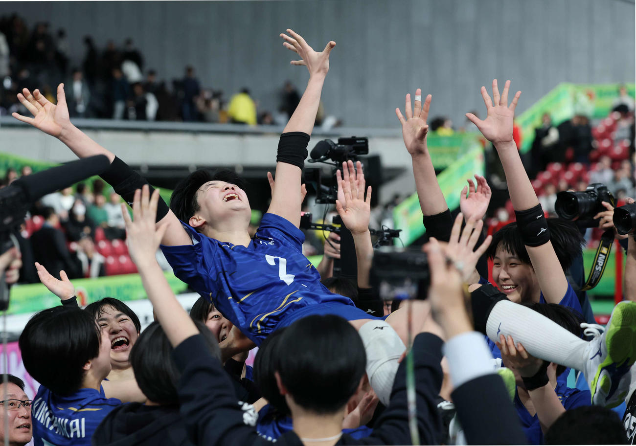 金蘭会対就実　優勝し選手に胴上げされる金蘭会・馬場（撮影・増田悦実）