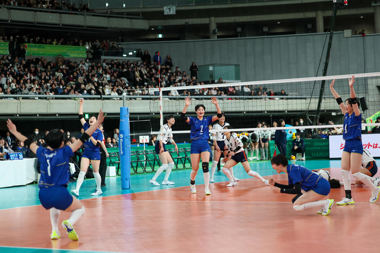 金蘭会対就実　優勝が決まり喜ぶ金蘭会の選手たち（撮影・増田悦実）