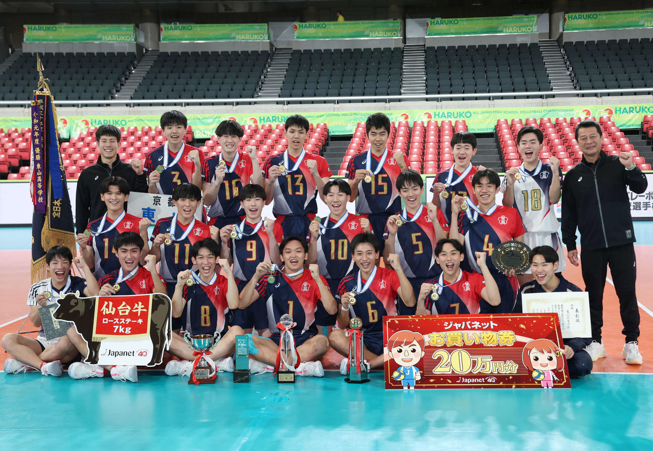 東山対清風　優勝しメダルを手に笑顔を見せる東山の選手たち（撮影・増田悦実）