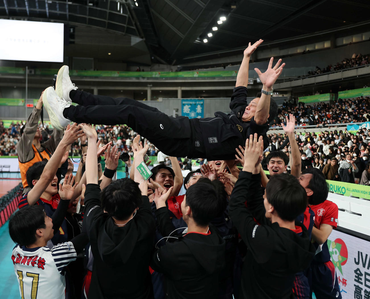 東山対清風　優勝し選手に胴上げされる東山・豊田監督（撮影・増田悦実）