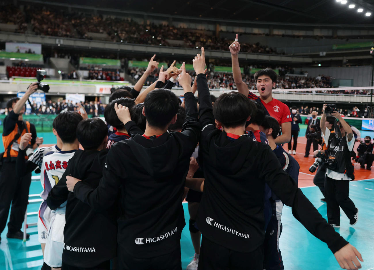 東山対清風　優勝し円陣を組む東山の選手たち（撮影・増田悦実）