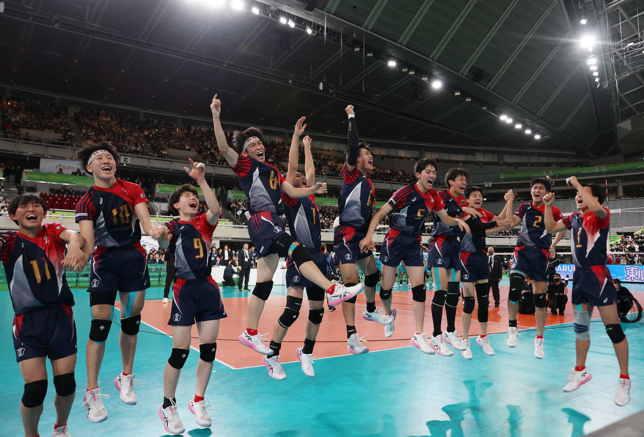 東山対清風　優勝し喜びを爆発させる東山の選手たち（撮影・増田悦実）