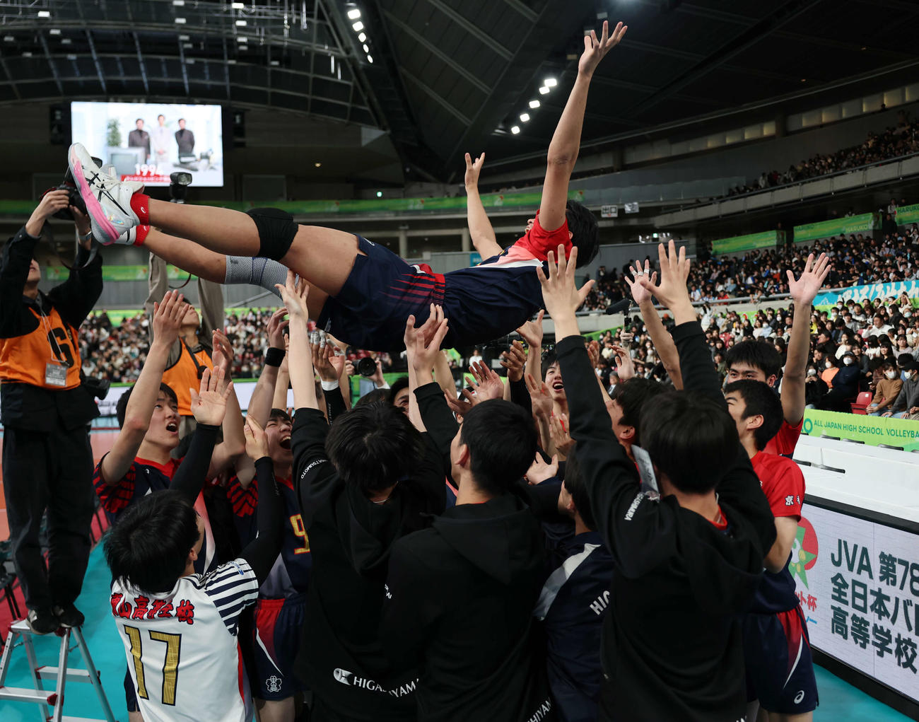 東山対清風　優勝し選手たちに胴上げされる東山・中西（撮影・増田悦実）