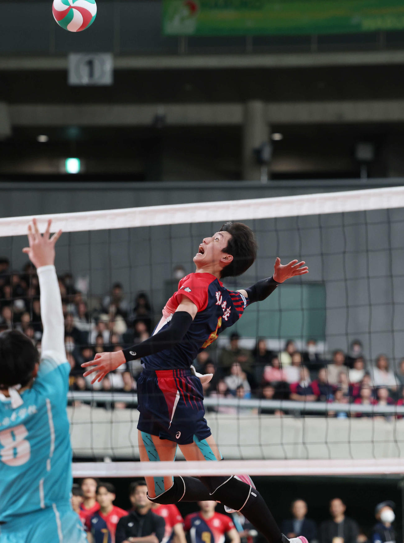 東山対清風　第4セット、スパイクを放つ東山・岩田（撮影・増田悦実）