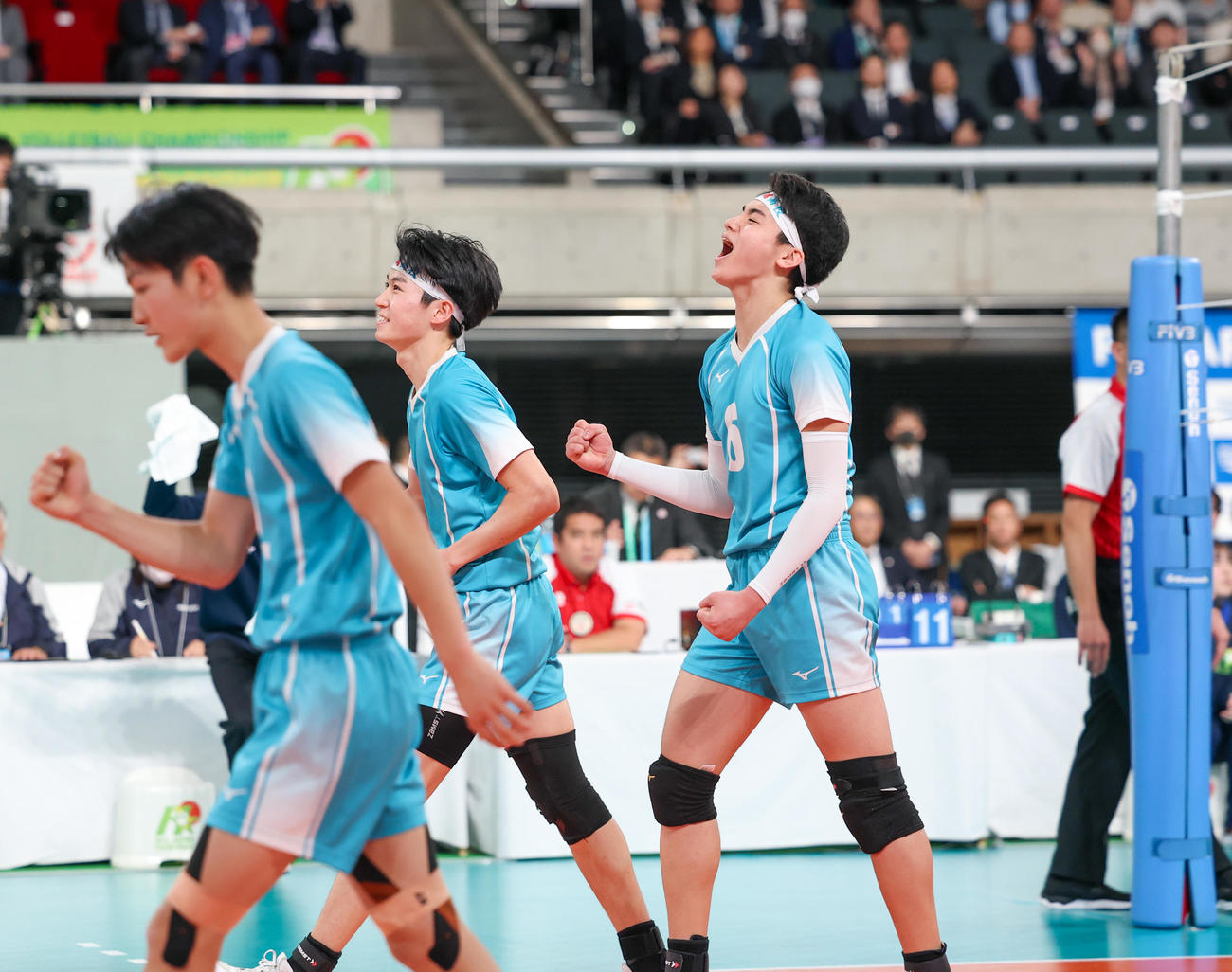 東山対清風　第2セット、得点し喜ぶ清風の選手たち（撮影・増田悦実）