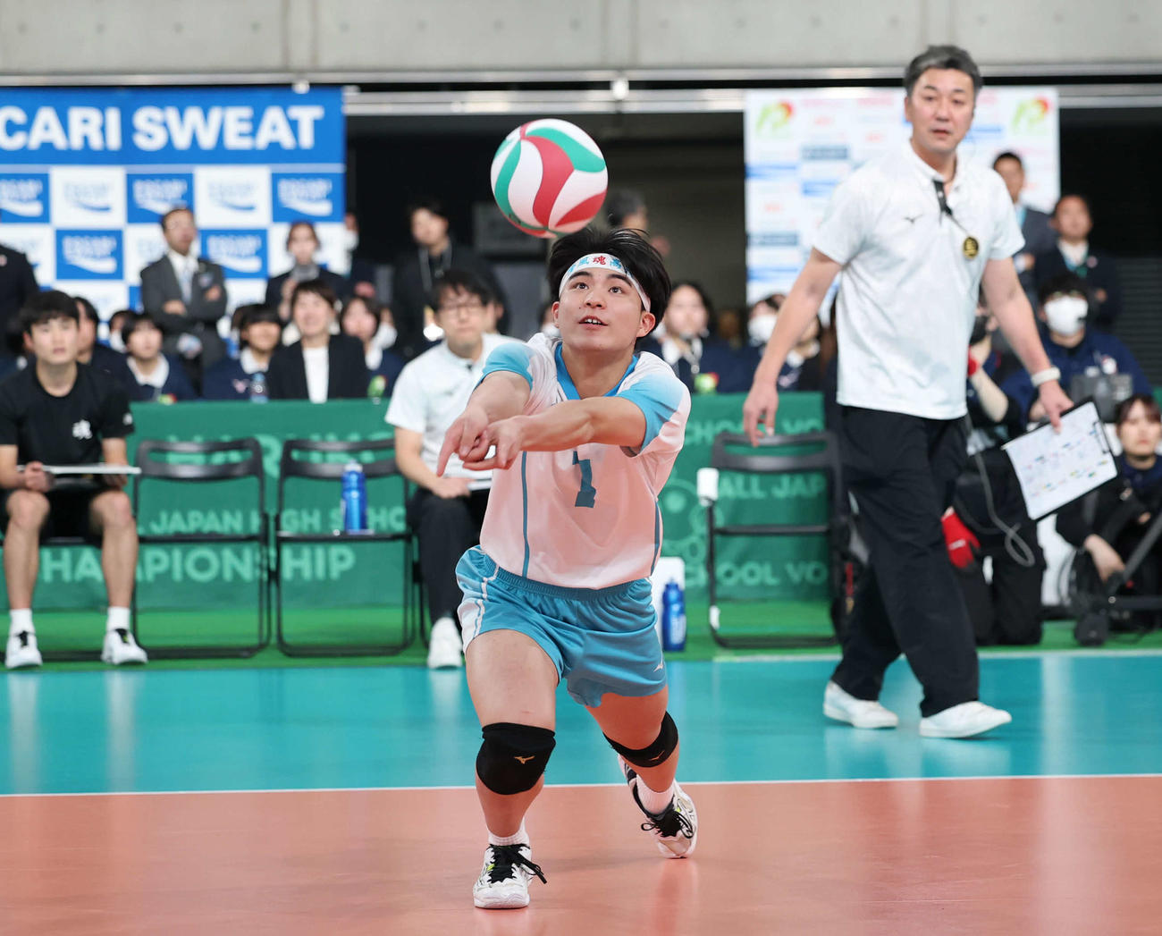 東山対清風　第2セット、トスを上げる清風・下野（撮影・増田悦実）