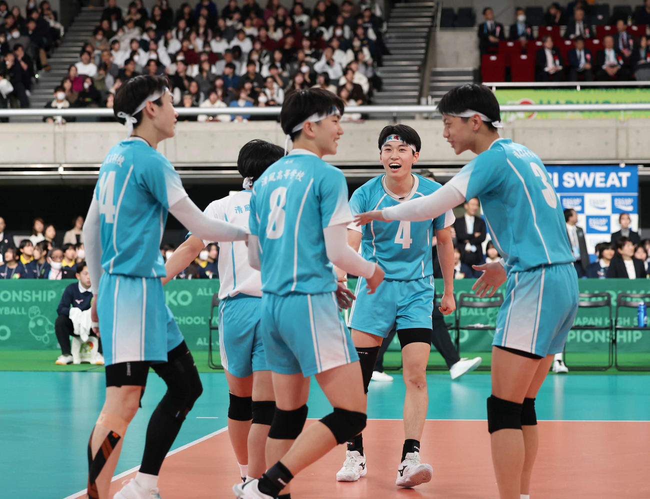 東山対清風　第2セットをとりタッチを交わす清風の選手たち（撮影・増田悦実）