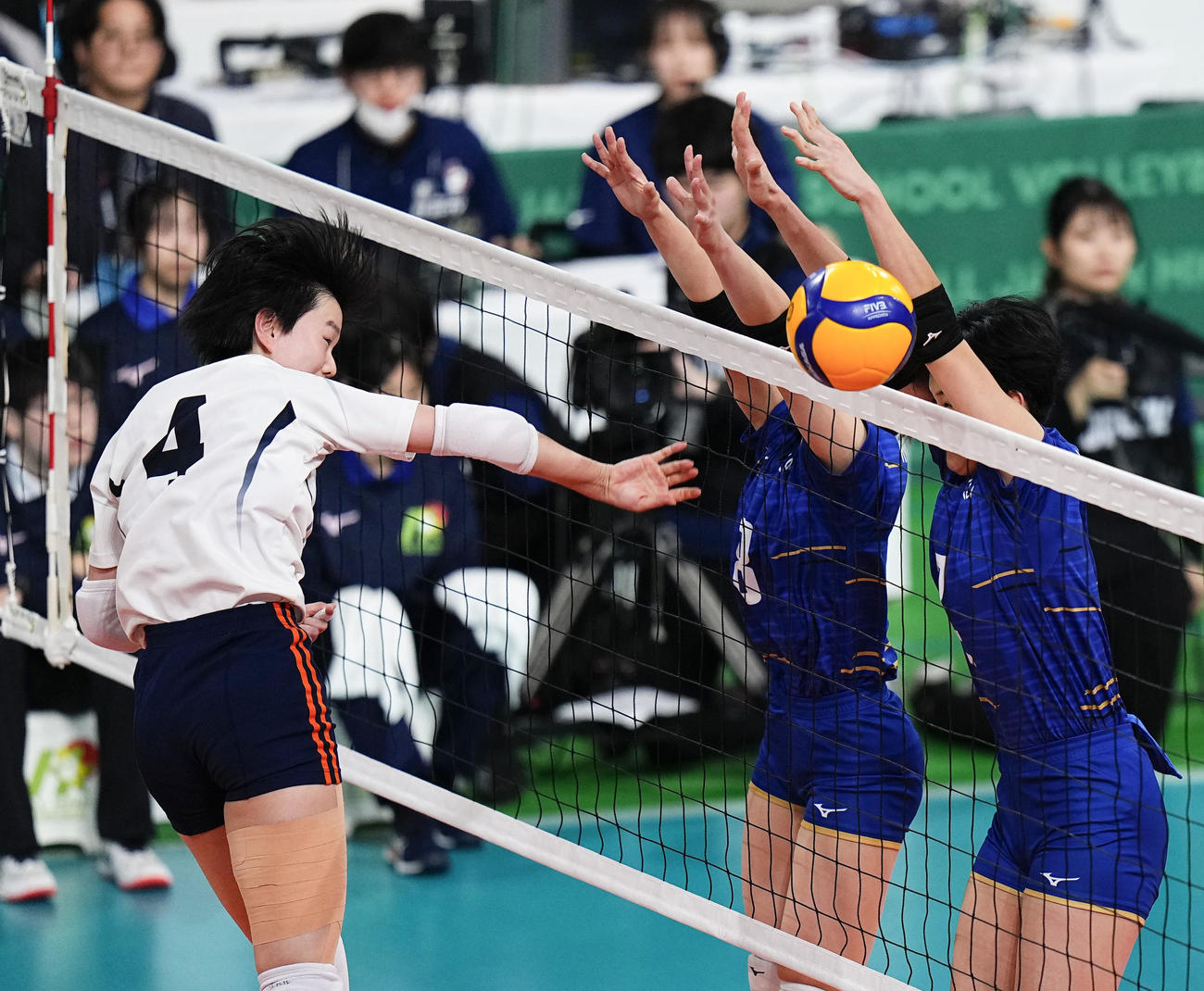 第2セット、スパイクをブロックされる就実・比留間（左）（共同）