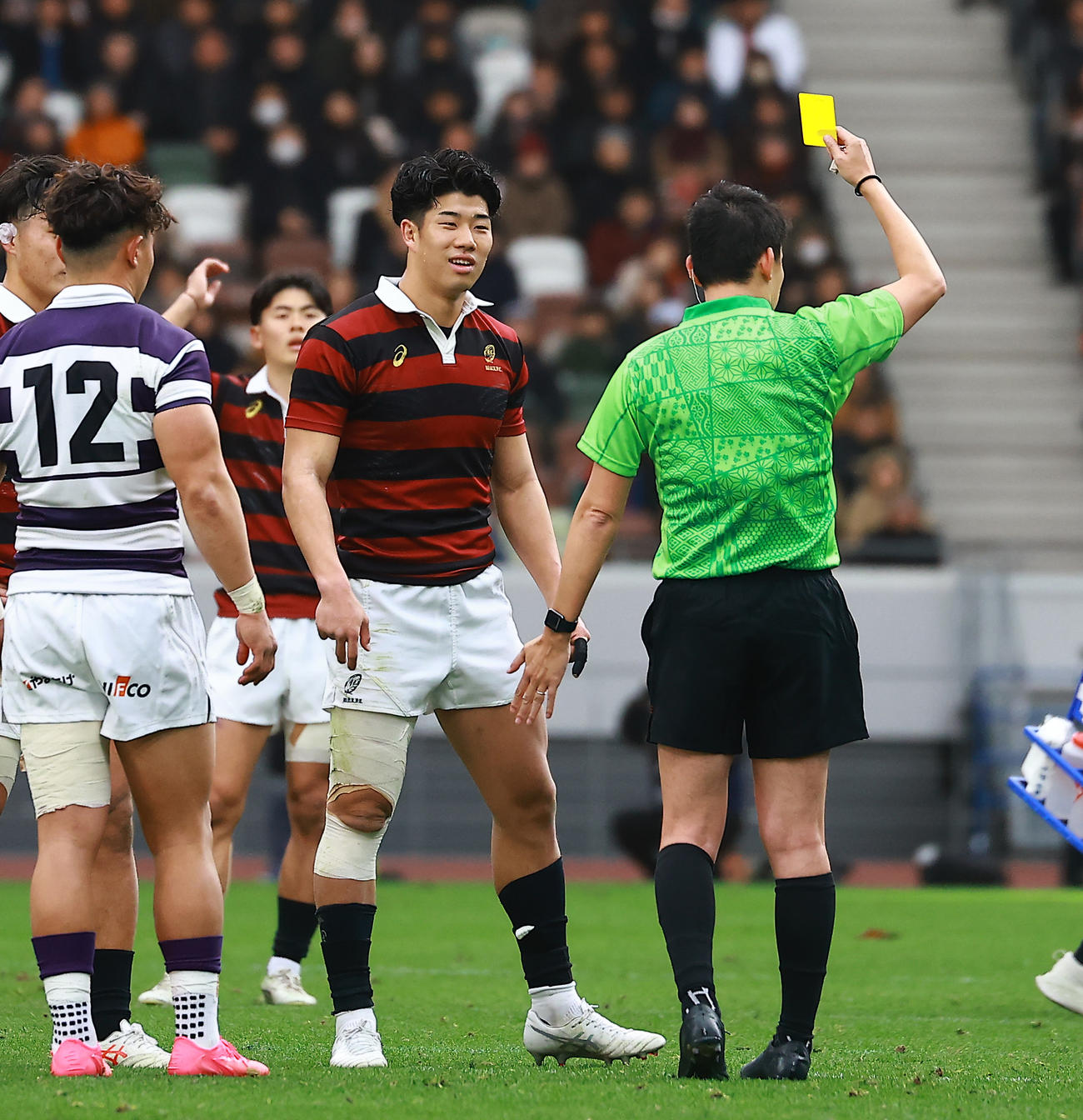 明大対早大シンビンで一時退場となる早大FB矢崎（撮影・野上伸悟）