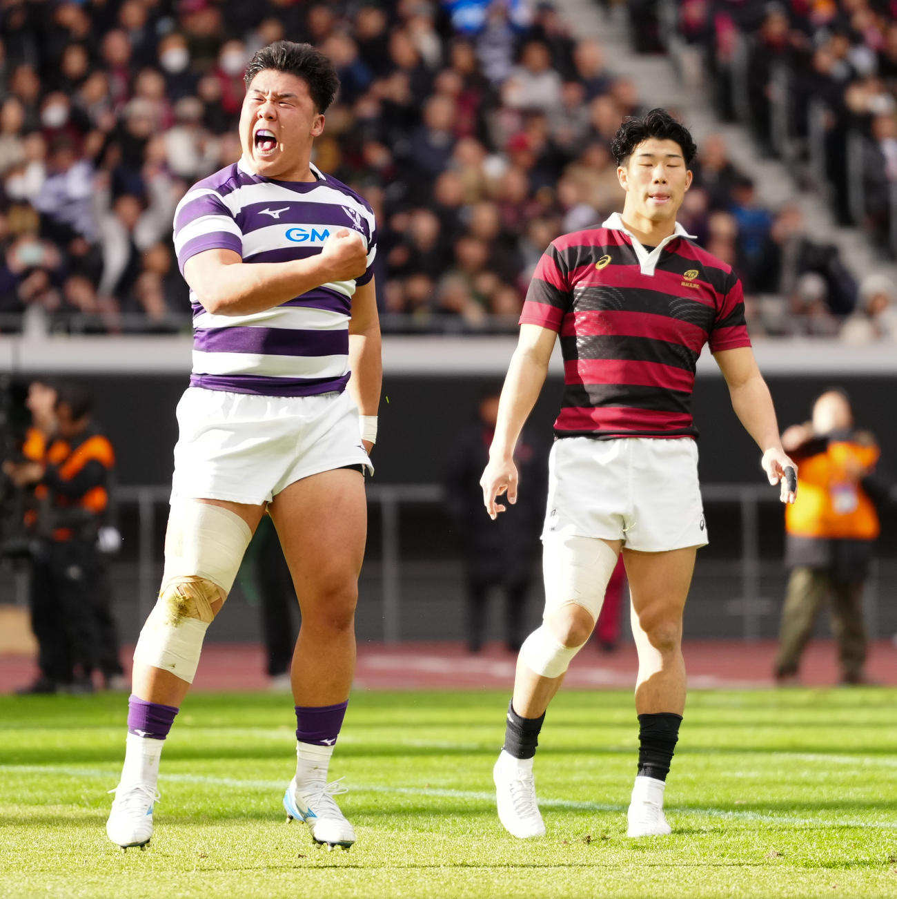 明大対早大　前半、トライを決めガッツポーズする明大・田代（左）（撮影・鈴木みどり）