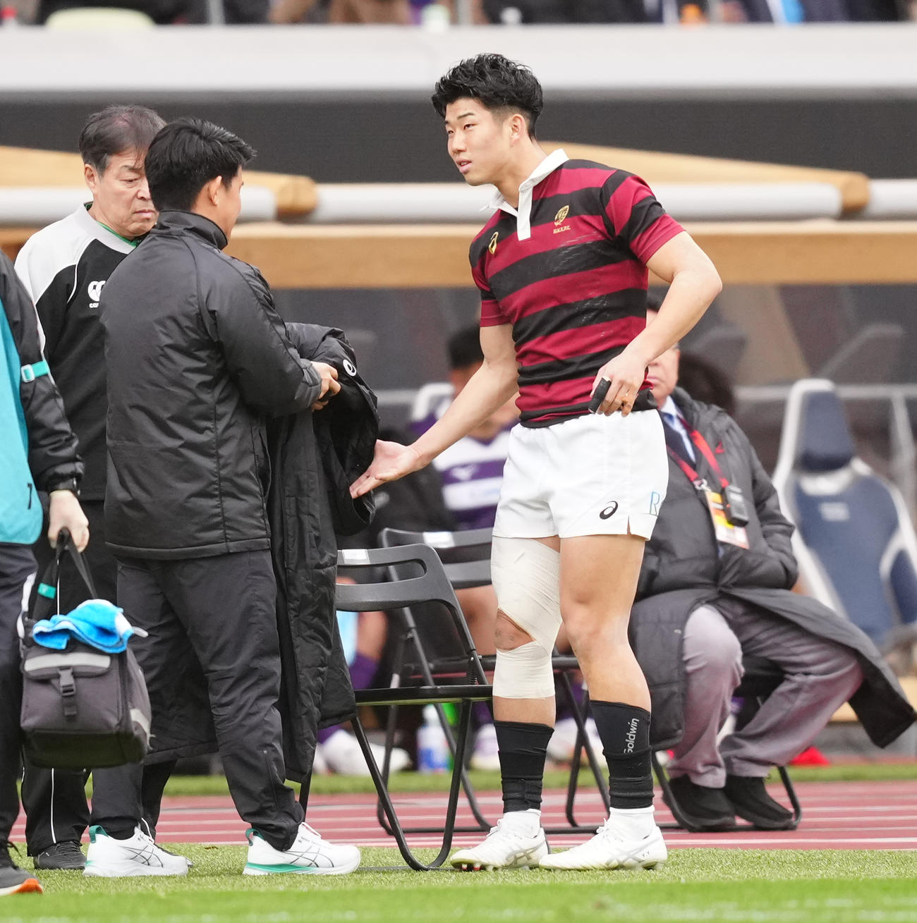 明大対早大　前半、イエローカードを受け一時退場となった早大・矢崎（右）（撮影・鈴木みどり）