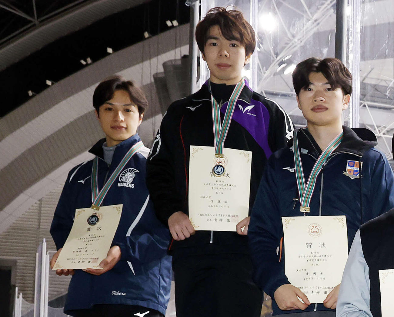 フィギュア競技男子選手権、表彰された選手たち。左から2位関西大・片伊勢、1位明大・佐藤、3位法大・吉岡（撮影・山本朝陽）