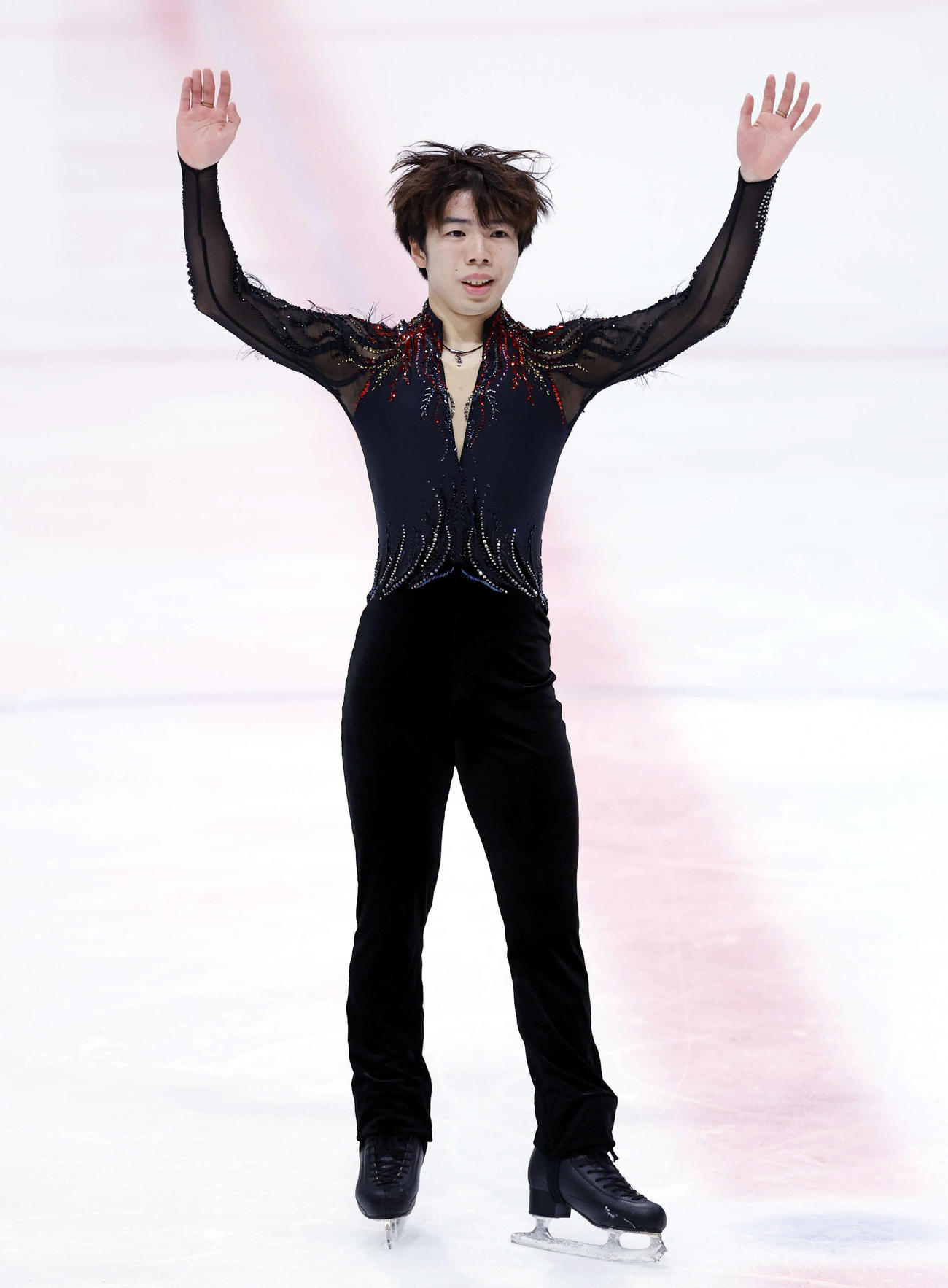 男子フリー　演技を終え、観客にあいさつを行った明大・佐藤（撮影・山本朝陽）