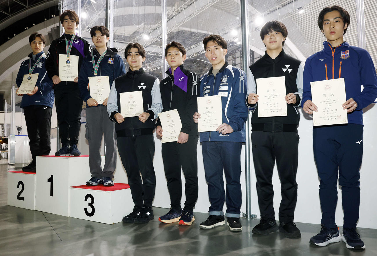 フィギュア競技　男子選手権、表彰式で記念撮影を行った選手たち、左から2位関西大・片伊勢、1位明大・佐藤、3位法大・吉岡、4位同志社大・中村、5位明大・周藤、6位関西大・朝賀、7位同志社大・森本、8位法大・加藤（撮影・山本朝陽）