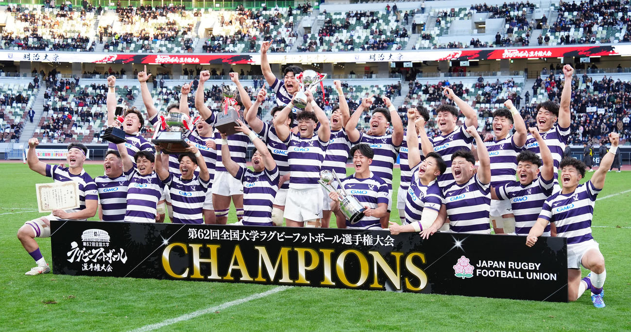 明大対早大　優勝し、歓喜する明大の選手たち（撮影・鈴木みどり）