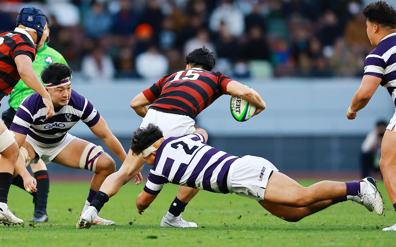 明大対早大　後半、早大FB矢崎の突進を止める明大フッカー西野（撮影・野上伸悟）