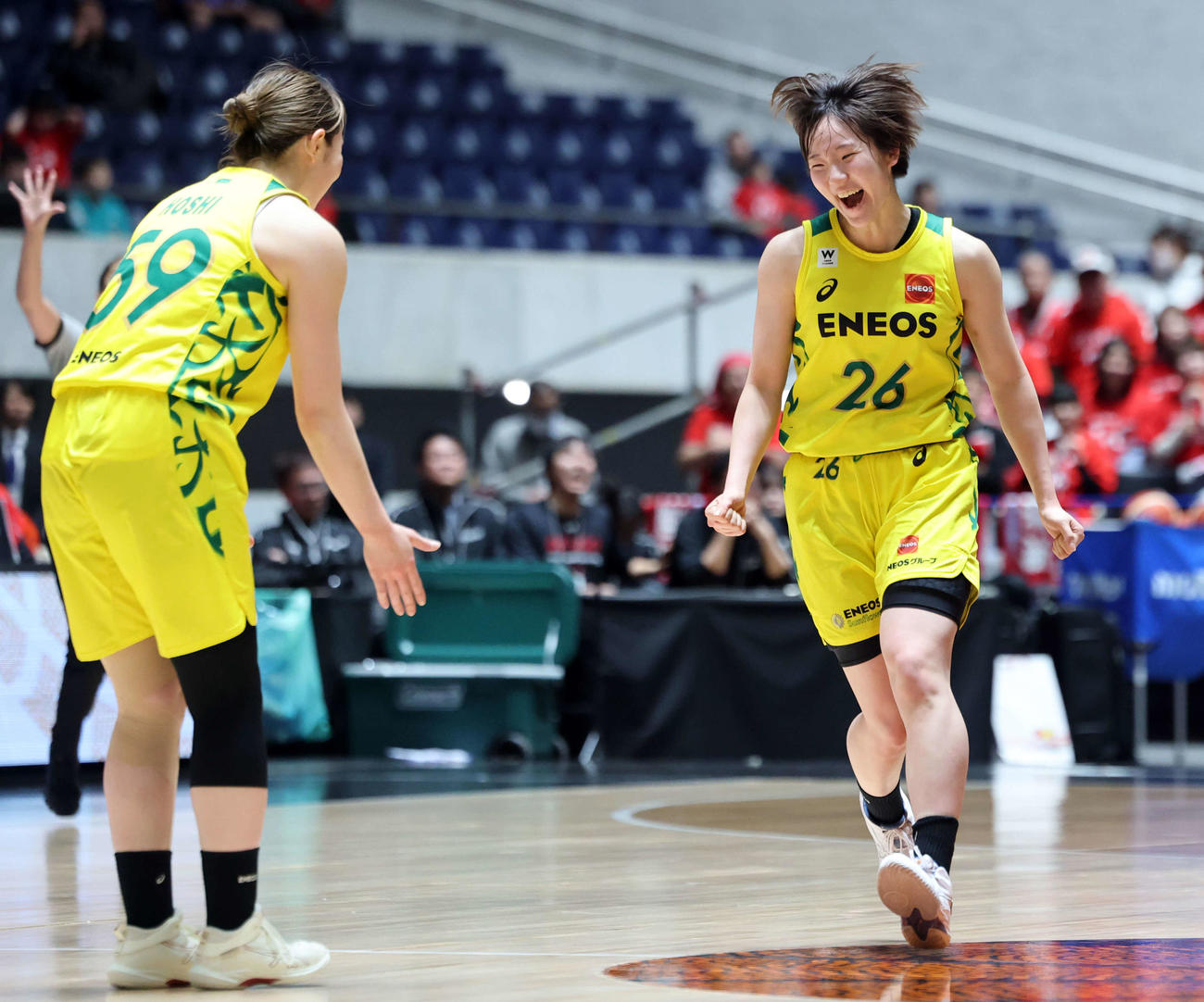 ENEOS対デンソー　第4Q、3ポイントシュートを決めたENEOS田中（右）は雄たけびを上げて喜ぶ（撮影・浅見桂子）