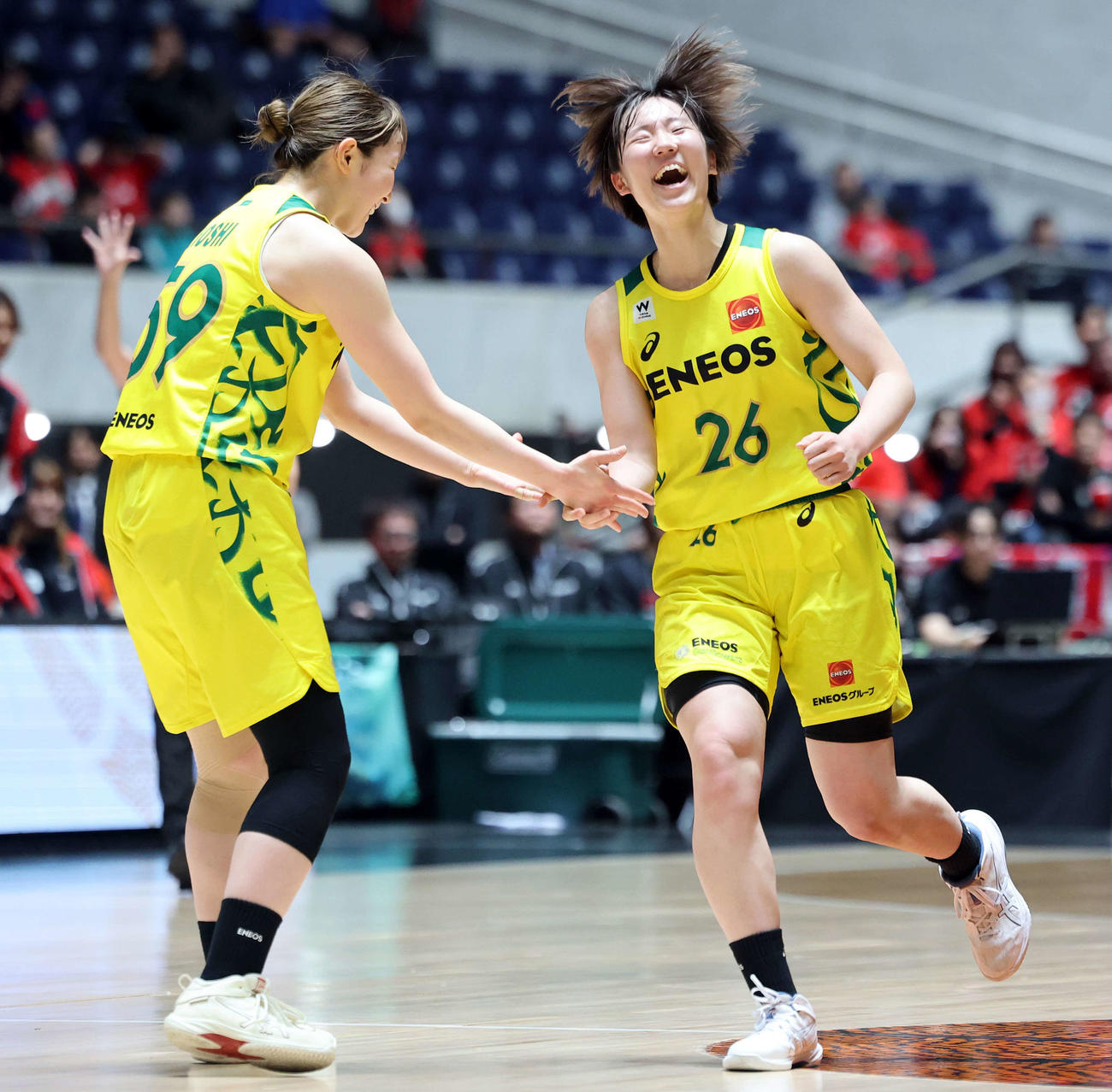 ENEOS対デンソー　第4Q、3ポイントシュートを決めたENEOS田中（右）は雄たけびを上げて喜ぶ（撮影・浅見桂子）