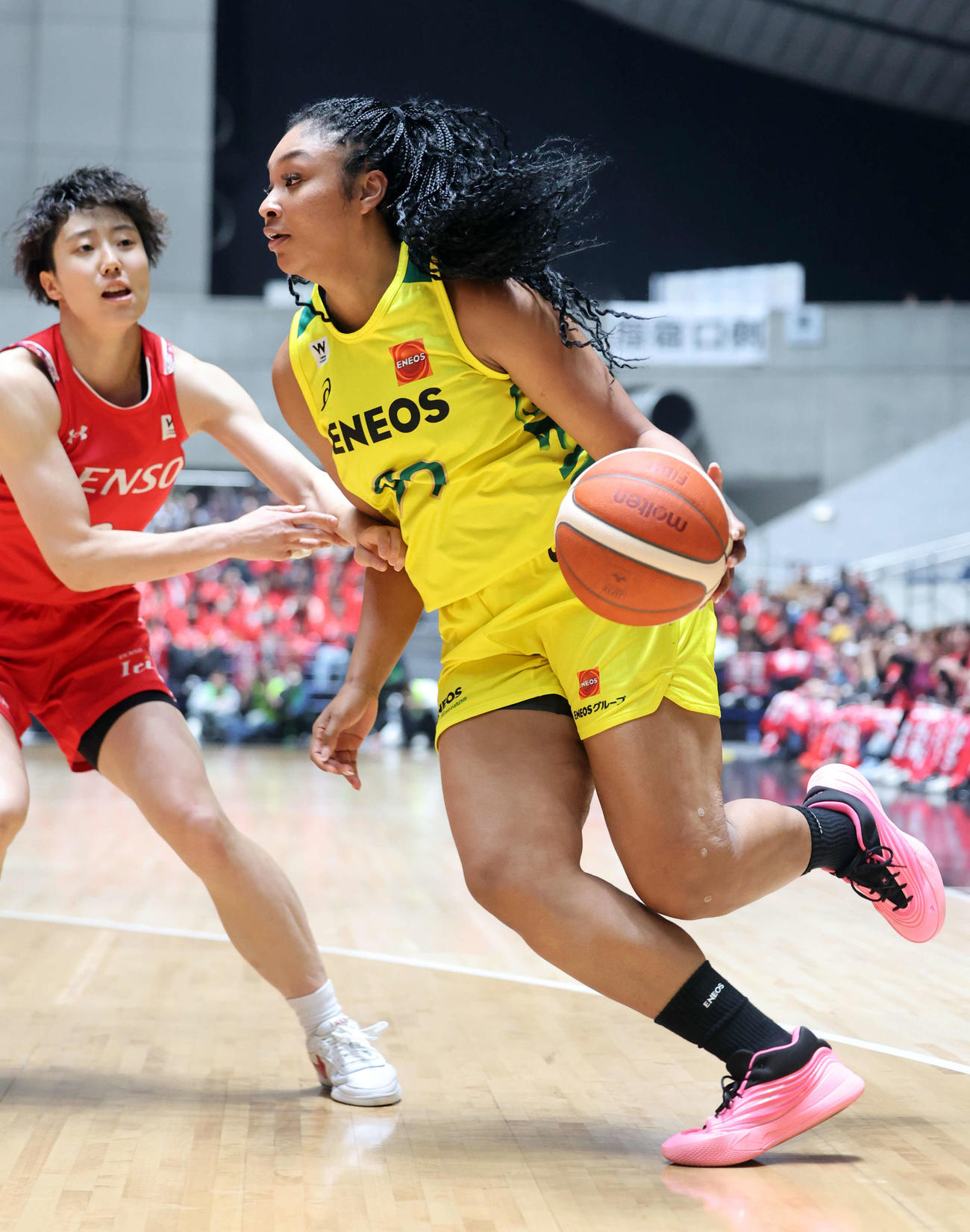 ENEOS対デンソー　第2Q、ドリブルで持ち込むENEOSオコエ（右）（撮影・浅見桂子）