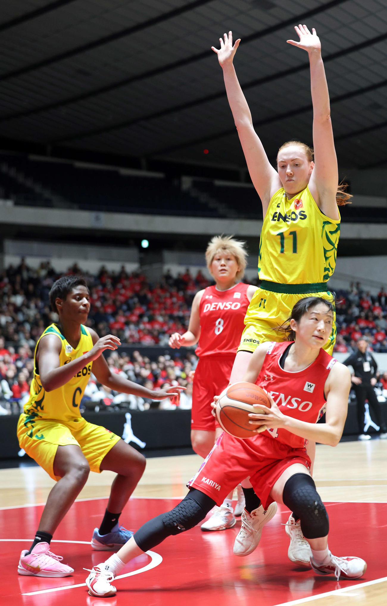 ENEOS対デンソー　第4Q、デンソー川井（右手前）進路を封じるENEOS馬瓜エブリン（左）とアシュテン（右奥）（撮影・浅見桂子）