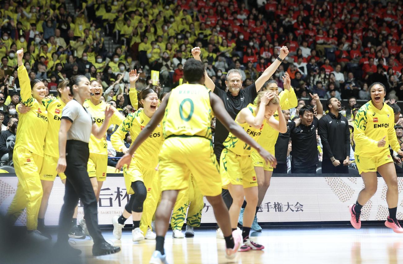 ENEOS対デンソー　優勝を決めた瞬間、喜びを爆発させるENEOSの選手たち(撮影・浅見桂子)