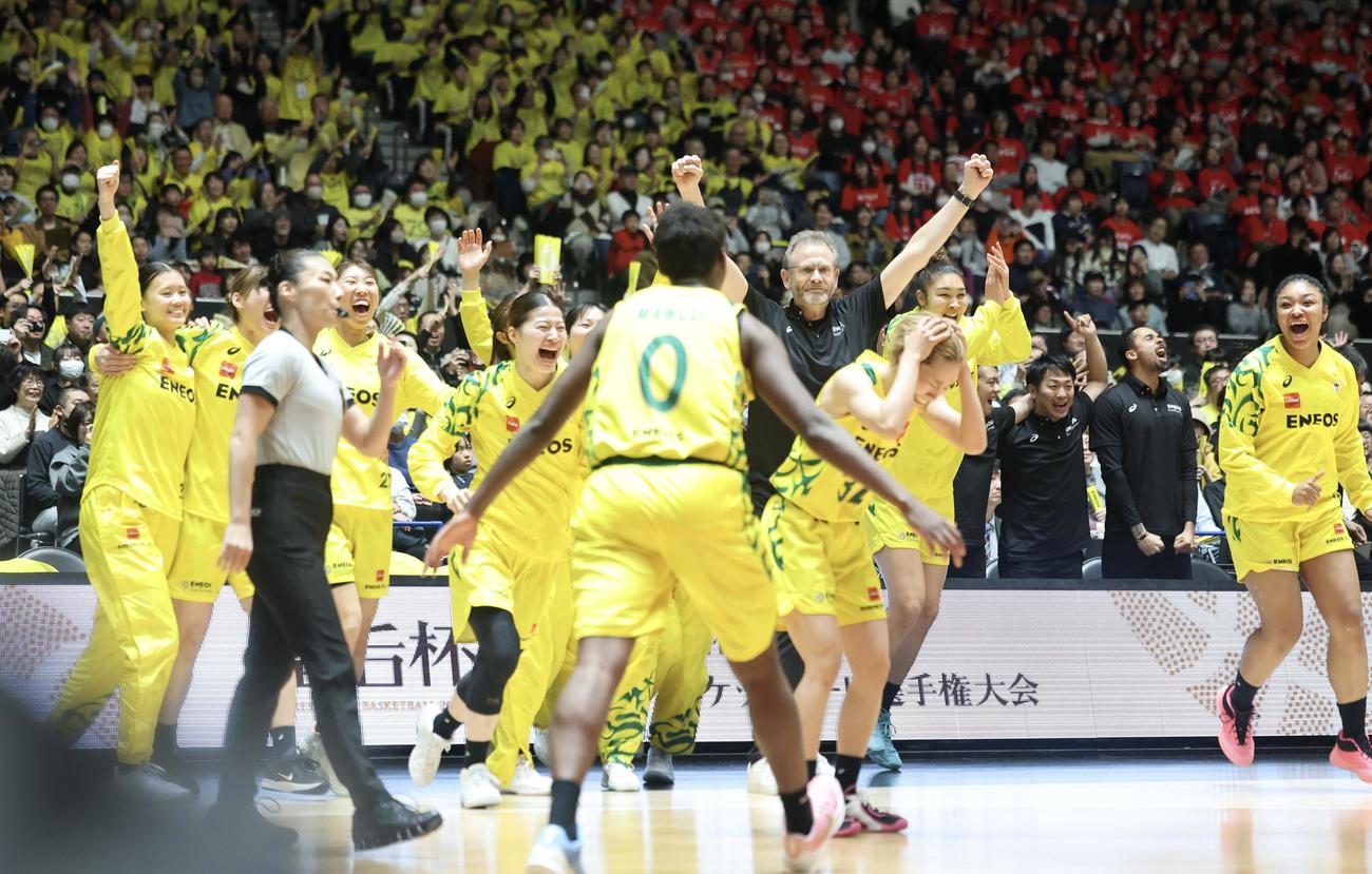 ENEOS対デンソー　優勝を決めた瞬間、喜びを爆発させるENEOSの選手たち(撮影・浅見桂子)
