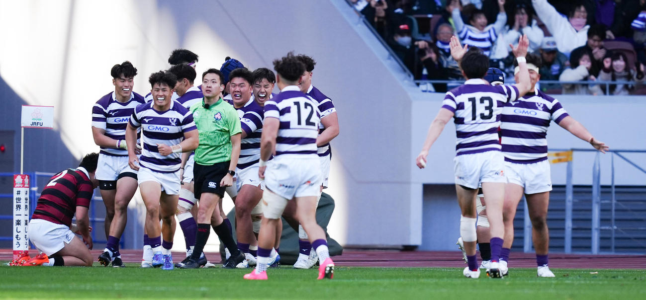 明大対早大　後半、大川虎拓郎のトライに喜ぶ明大の選手たち（撮影・鈴木みどり）