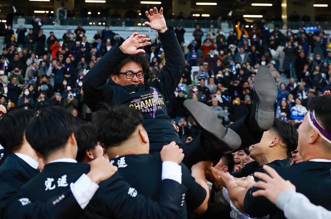 明大対早大　優勝し胴上げされる明大神鳥監督（撮影・野上伸悟）