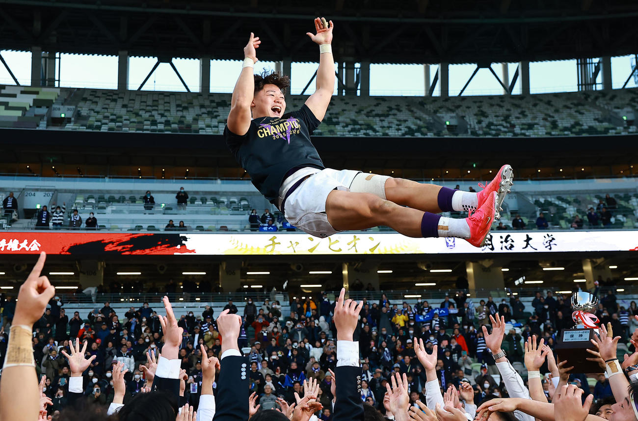 明大対早大　優勝し胴上げされる明大平主将（撮影・野上伸悟）