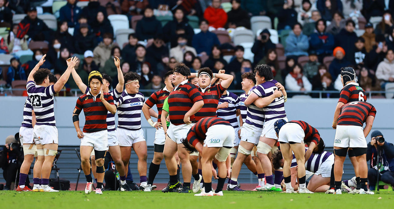 明大対早大　優勝し喜ぶ明大フィフティーンとがっくりする早大フィフティーン（撮影・野上伸悟）