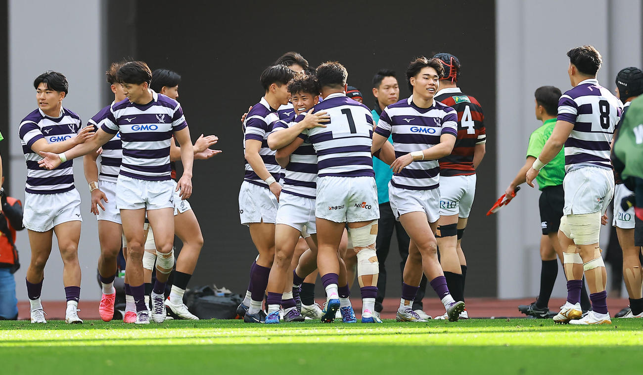 明大対早大　前半、トライを決め喜ぶ明大SO伊藤龍之介（中央）ら（撮影・野上伸悟）