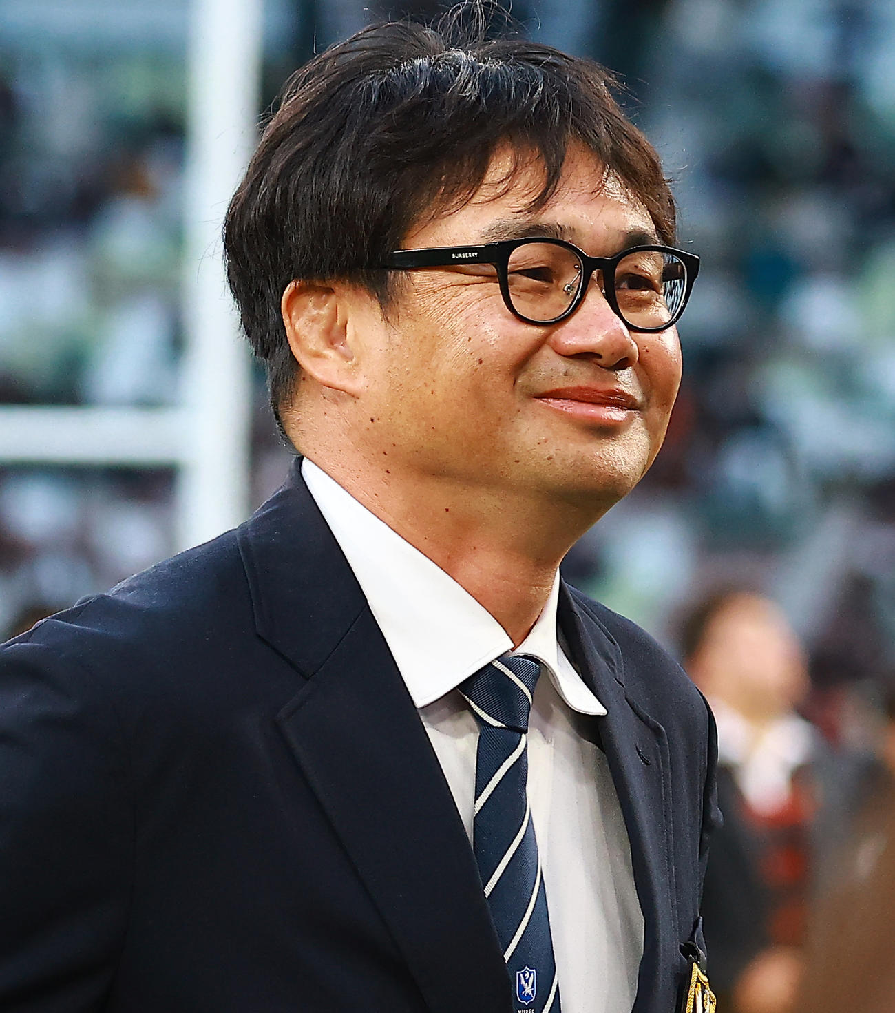 明大対早大　優勝しインタビューを受ける明大神鳥監督（撮影・野上伸悟）