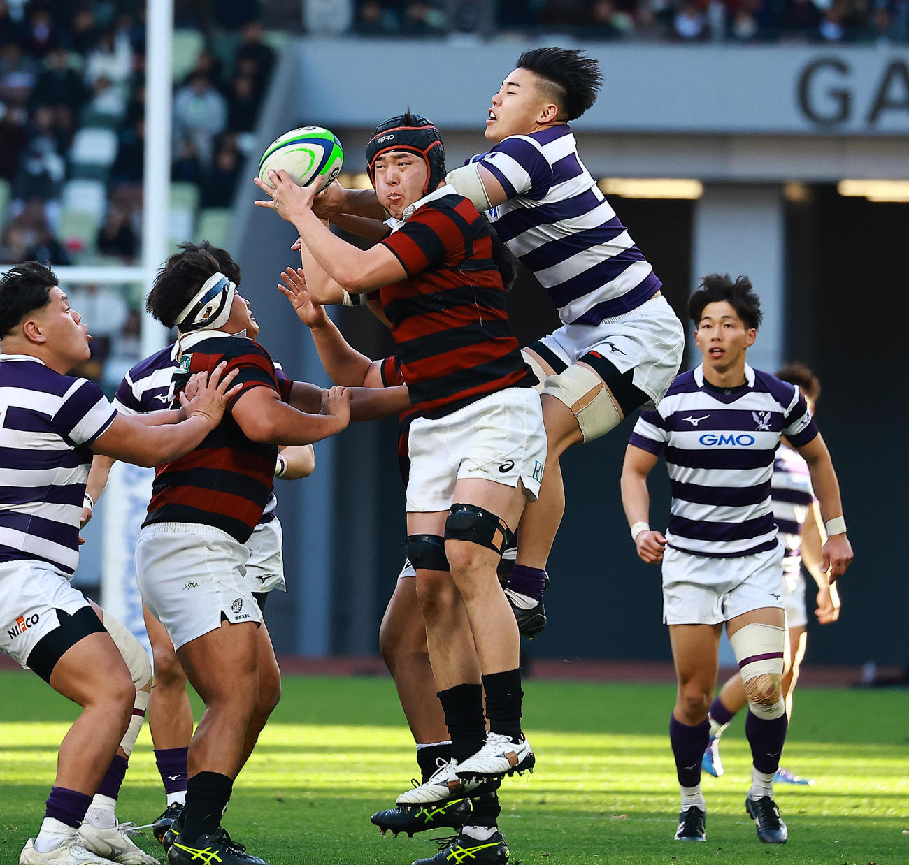 明大対早大　後半、競りあう早大ロック小林（左）と明大フッカー最上（撮影・野上伸悟）