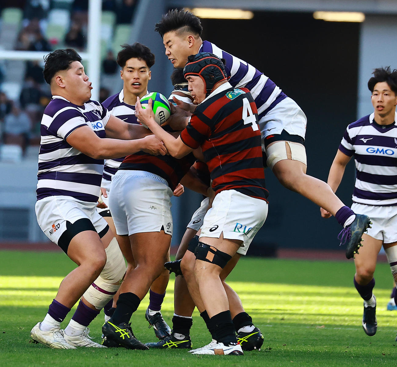 明大対早大　後半、競りあう早大ロック小林（中央）と明大フッカー最上（右）ら（撮影・野上伸悟）