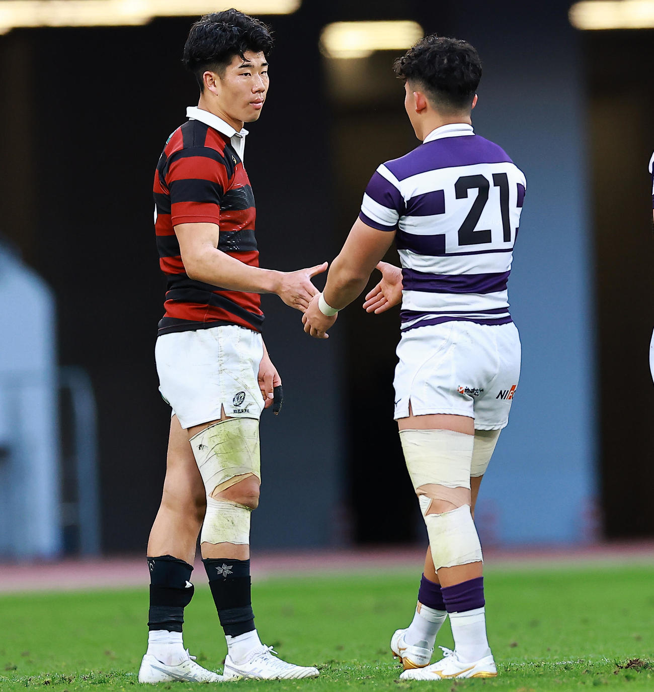 明大対早大　準優勝に終わり明大SO萩井（右）と握手する早大矢崎（撮影・野上伸悟）