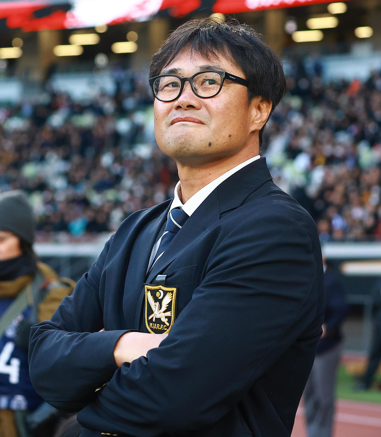 明大対早大　選手のインタビューを聞く明大神鳥監督（撮影・野上伸悟）