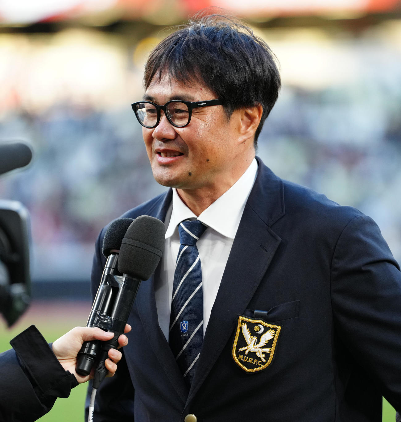 明大対早大　優勝し、笑顔でインタビューを受ける明大・神鳥監督（撮影・鈴木みどり）