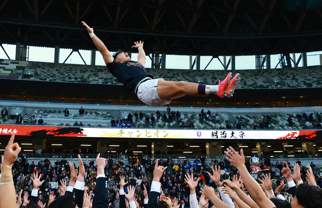 明大対早大　優勝し胴上げされる明大平主将（撮影・野上伸悟）