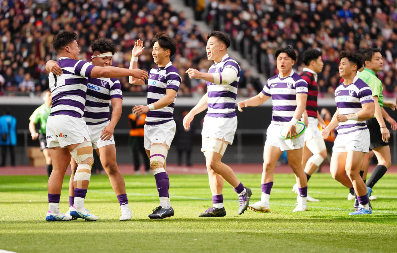 明大対早大　前半、トライを決め喜ぶ明大・田代（左）（撮影・鈴木みどり）