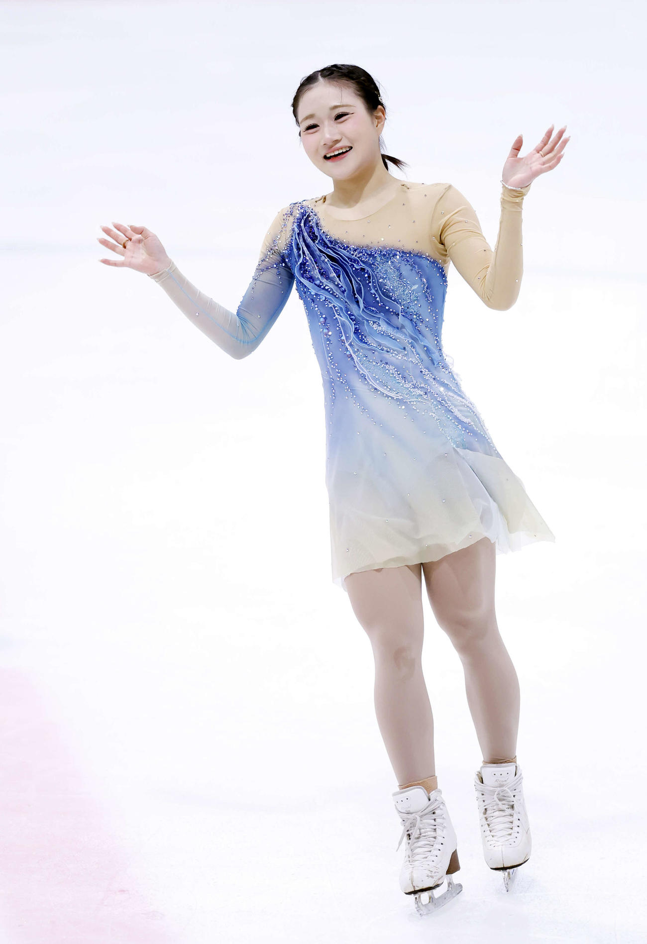女子フリー　演技後、笑顔で観客に手を振る中京大・河辺（撮影・山本朝陽）