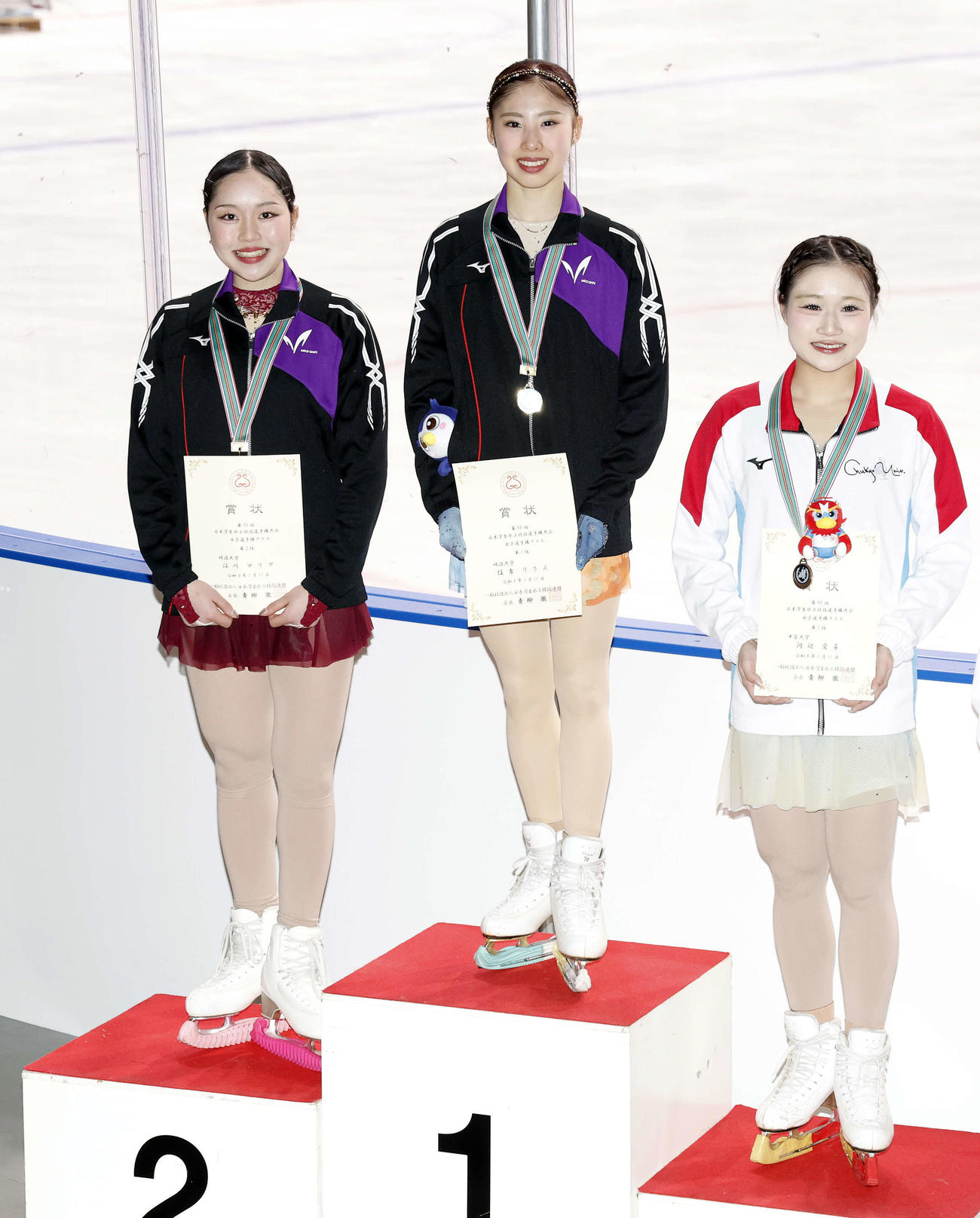 フィギュア競技　女子選手権　表彰式で記念撮影を行った選手たち。左から2位明大・江川、1位明大・住吉、3位中京大・河辺（撮影・山本朝陽）