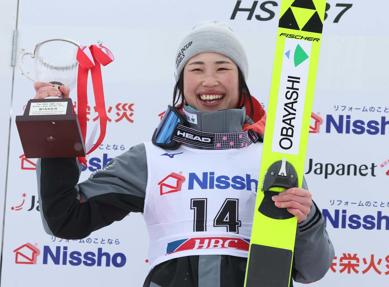 HBC杯ジャンプ大会　優勝杯を掲げ笑顔の岩佐（撮影・黒川智章）