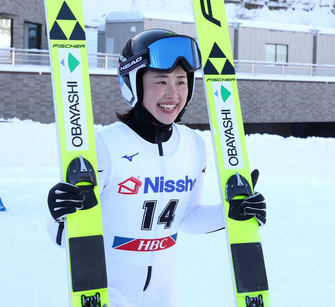 HBC杯ジャンプ大会　2回目、131・5メートルを飛び笑顔の岩佐（撮影・黒川智章）