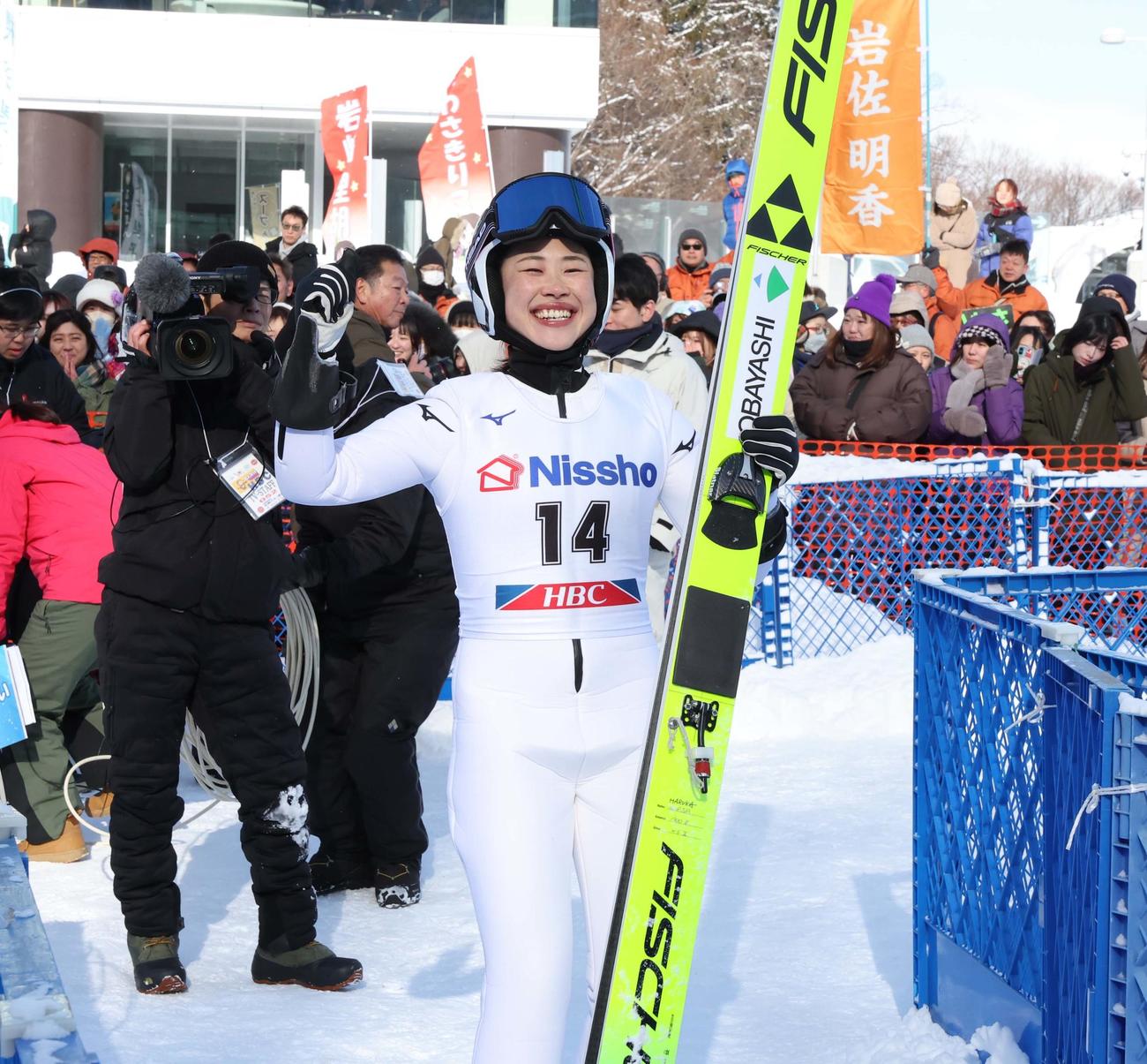 HBC杯ジャンプ大会　優勝し笑顔でガッツポーズの岩佐（撮影・黒川智章）